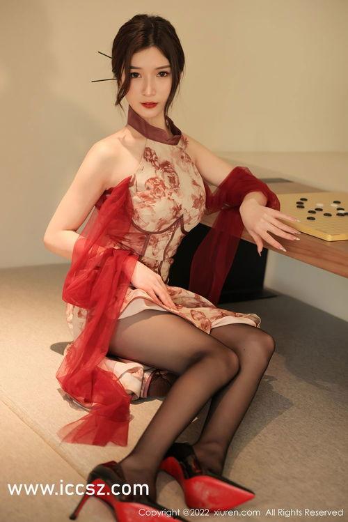 娱乐吃瓜美女模特,揭秘吃瓜美女模特的时尚传奇